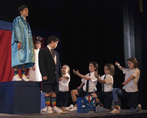 Niños actuando en teatro