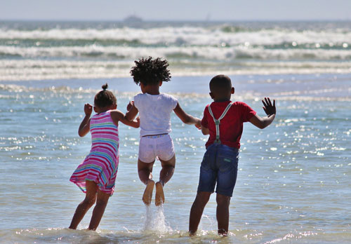 Juegos al aire libre, niños y salud. Niños en la playa