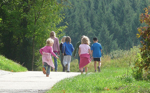 Juegos al aire libre, niños y salud. Niños en la playa. Niños haciendo senderismo