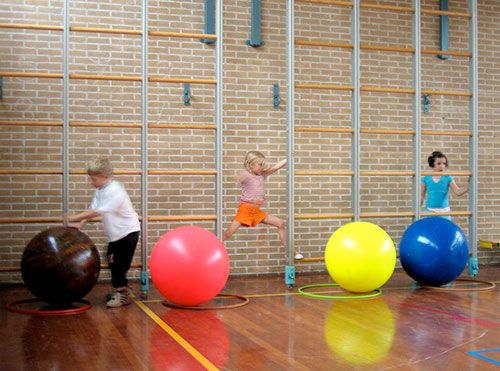 Habilidades que desarrollan los niños con el circo como recurso principal - niños haciendo ejercicio